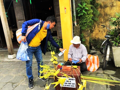 Chủ tiệm cà phê đóng quán, mua khẩu trang tặng du khách và người bán rong